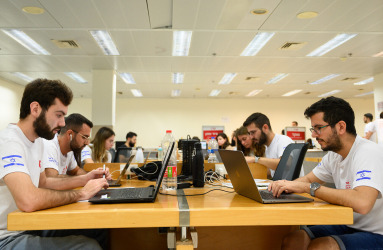 Estudiantes que se voluntarizan para ayudar (Times of Israel)